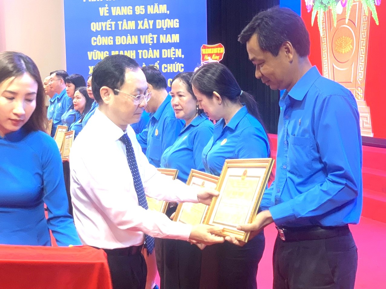 Biểu dương 10 tập thể, 95 cán bộ, đoàn viên công đoàn xuất sắc tại Cần Thơ Biểu dương 10 tập thể, 95 cán bộ, đoàn viên công đoàn xuất sắc tại Cần Thơ