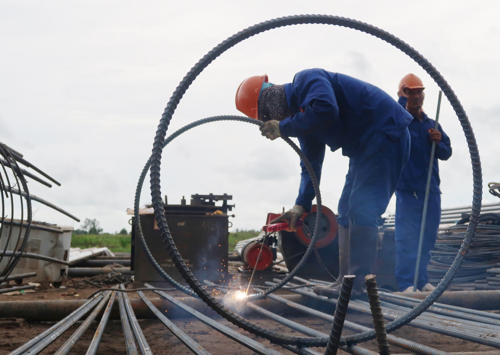 Gặp những nông dân miền Tây làm công nhân phụ việc trên công trường cao tốc