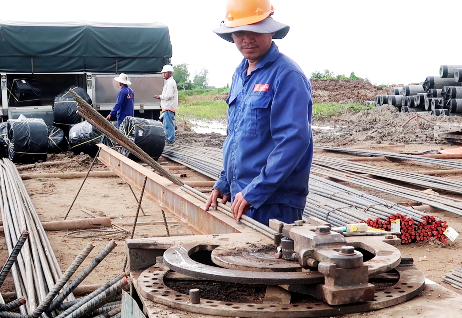 Gặp những nông dân miền Tây làm công nhân phụ việc trên công trường cao tốc