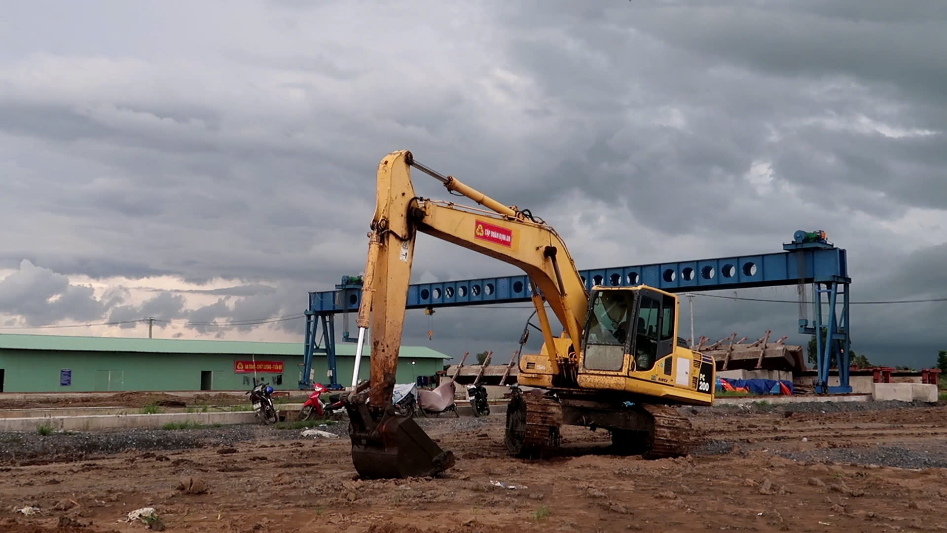 Gặp những nông dân miền Tây làm công nhân phụ việc trên công trường cao tốc