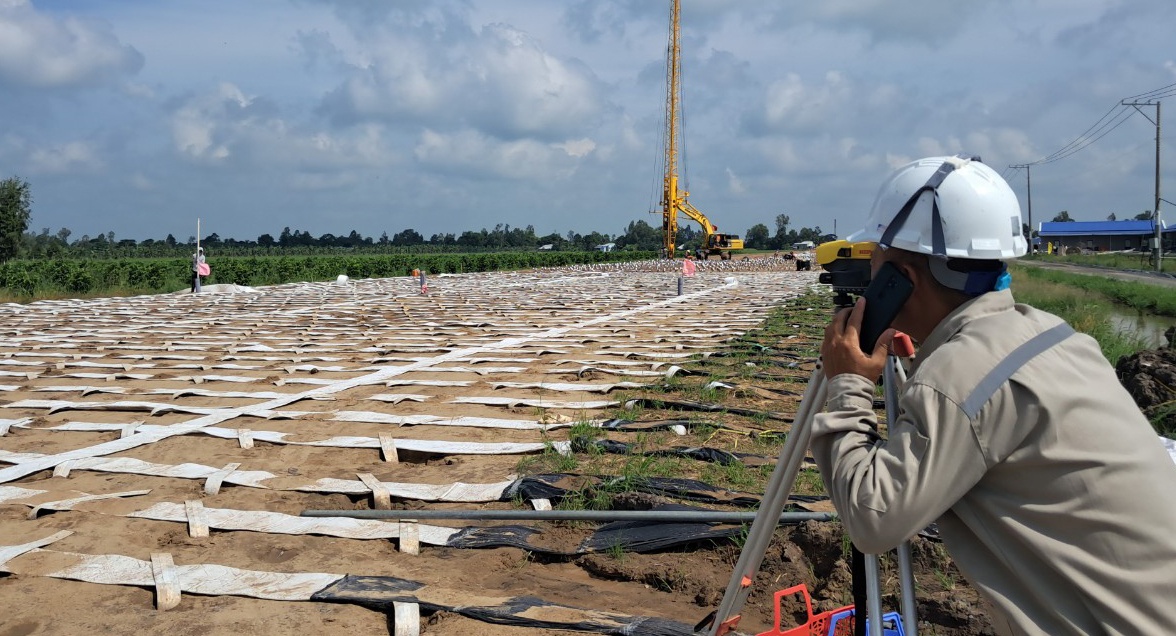 Gặp những nông dân miền Tây làm công nhân phụ việc trên công trường cao tốc