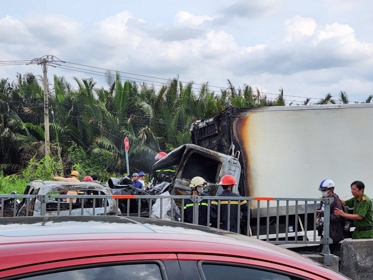 Tai nạn liên hoàn 8 ô tô dồn toa và bốc cháy trên cầu Phú Mỹ Tai nạn liên hoàn 8 ô tô dồn toa và bốc cháy trên cầu Phú Mỹ