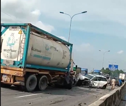 Tai nạn liên hoàn 8 ô tô dồn toa và bốc cháy trên cầu Phú Mỹ Tai nạn liên hoàn 8 ô tô dồn toa và bốc cháy trên cầu Phú Mỹ