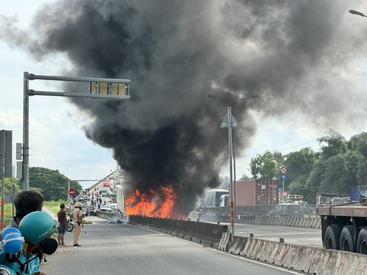 Tai nạn liên hoàn 8 ô tô dồn toa và bốc cháy trên cầu Phú Mỹ Tai nạn liên hoàn 8 ô tô dồn toa và bốc cháy trên cầu Phú Mỹ