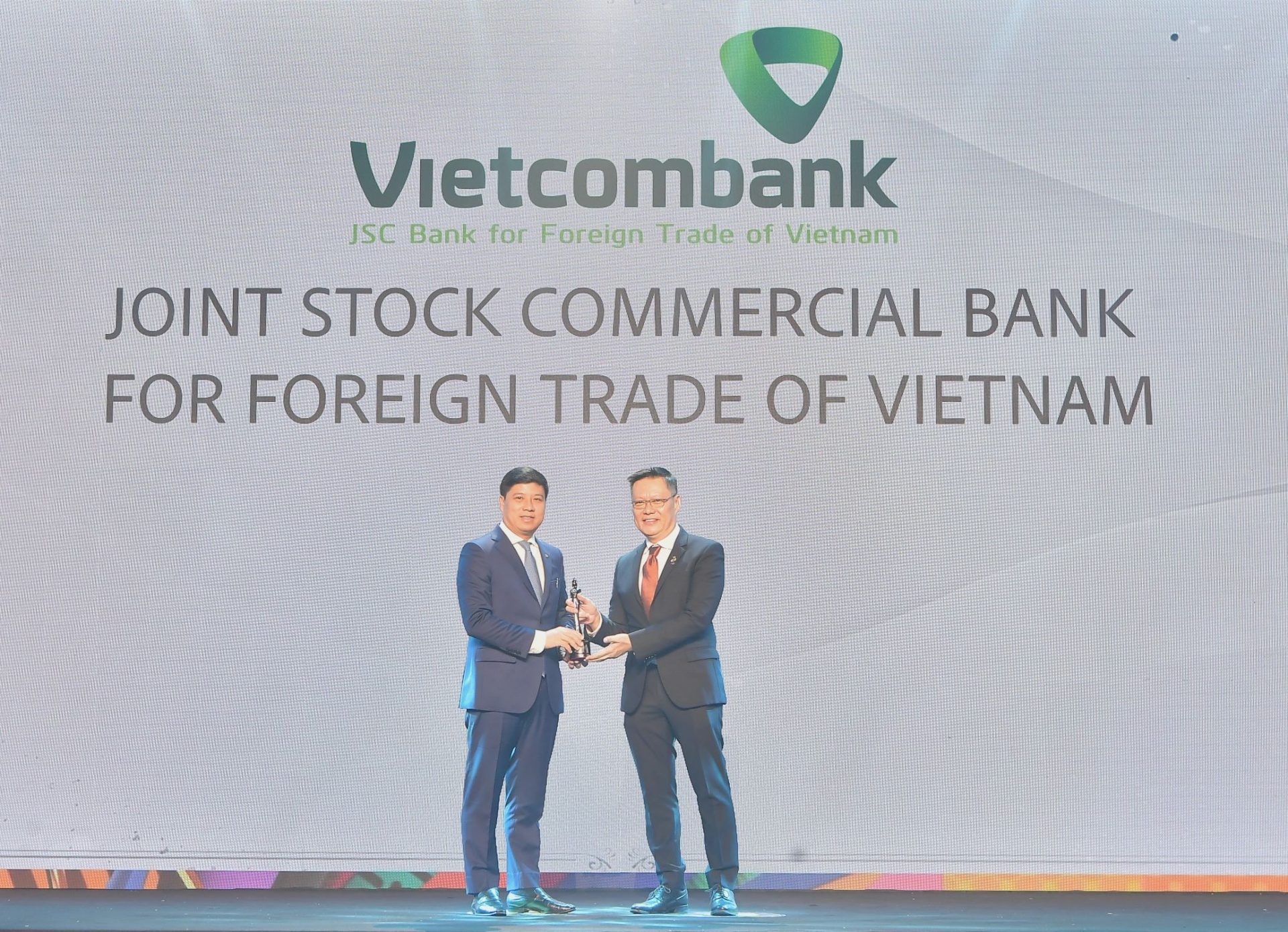 Ông Hồng Quang - Thành viên HĐQT kiêm Giám đốc Khối Nhân sự đại diện Vietcombank nhận cúp vàng HR ASIA vinh danh Vietcombank tại tất cả các hạng mục giải thưởng “Nơi làm việc tốt nhất châu Á” năm 2024