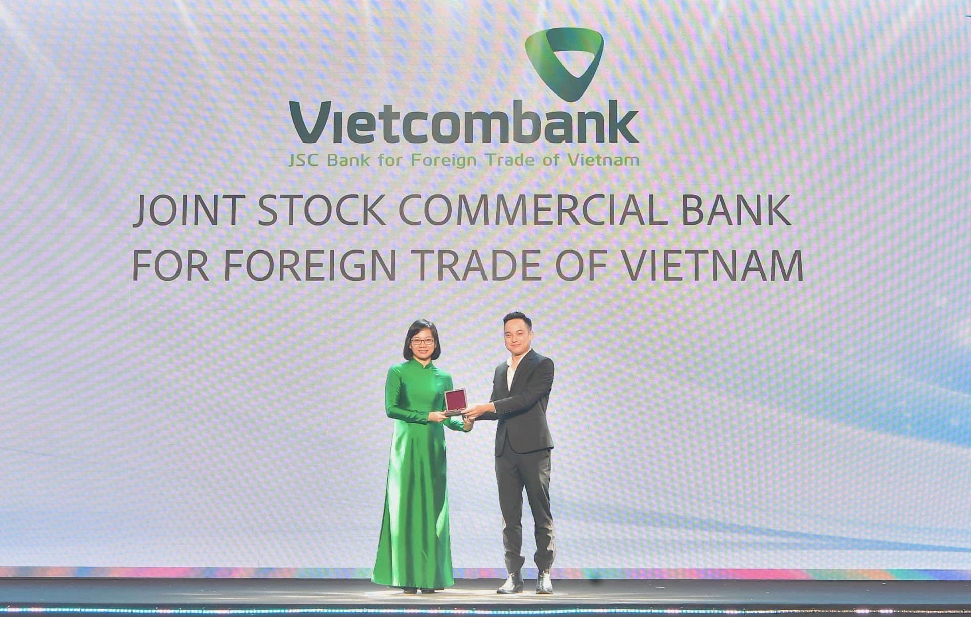 Bà Tô Thị Phương Dung - Trưởng Phòng Chính sách và Kế hoạch nhân sự đại diện Vietcombank nhận giải đặc biệt từ BTC Bà Tô Thị Phương Dung - Trưởng Phòng Chính sách và Kế hoạch nhân sự đại diện Vietcombank nhận giải đặc biệt từ BTC