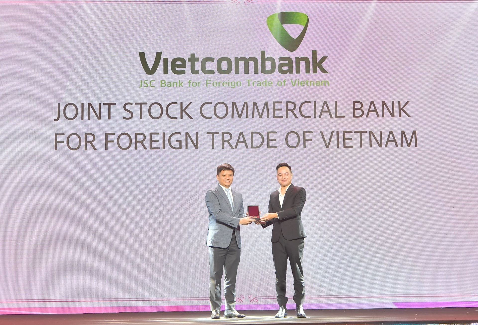 Ông Nguyễn Kiên Hiếu - Phó Trưởng Ban Tổ chức và Nhân sự đại diện Vietcombank nhận giải đặc biệt từ BTC Ông Nguyễn Kiên Hiếu - Phó Trưởng Ban Tổ chức và Nhân sự đại diện Vietcombank nhận giải đặc biệt từ BTC