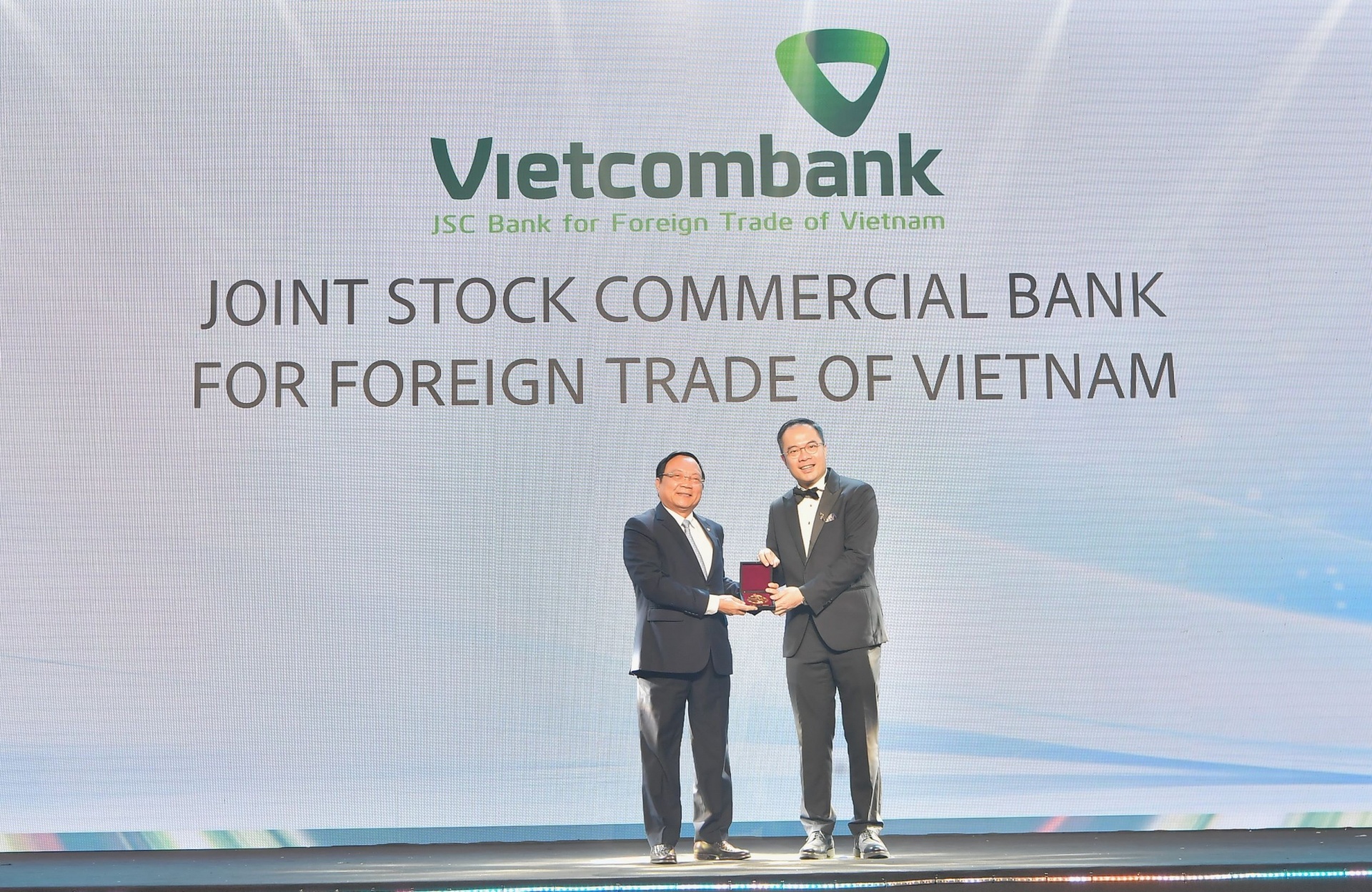 Ông Kiều Hữu Thiện - Giám đốc Trường Đào tạo VCB đại diện Vietcombank nhận giải đặc biệt từ BTC Ông Kiều Hữu Thiện - Giám đốc Trường Đào tạo VCB đại diện Vietcombank nhận giải đặc biệt từ BTC