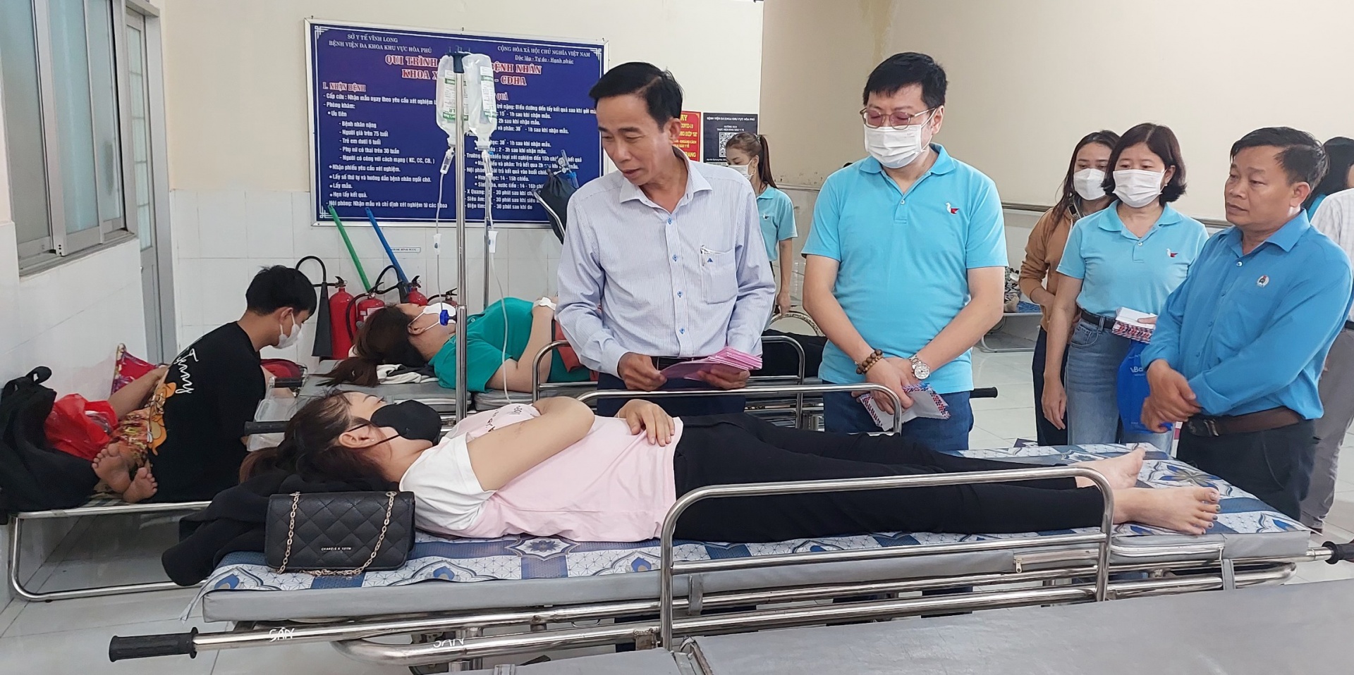 Công đoàn vào cuộc, tập trung điều trị tốt nhất cho công nhân nghi ngộ độc ở Vĩnh Long Công đoàn vào cuộc, tập trung điều trị tốt nhất cho công nhân nghi ngộ độc ở Vĩnh Long