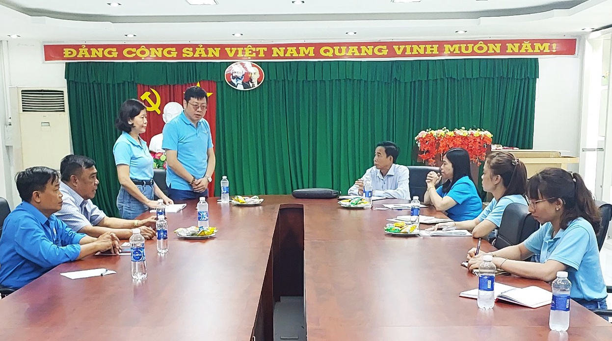 Công đoàn vào cuộc, tập trung điều trị tốt nhất cho công nhân nghi ngộ độc ở Vĩnh Long Công đoàn vào cuộc, tập trung điều trị tốt nhất cho công nhân nghi ngộ độc ở Vĩnh Long