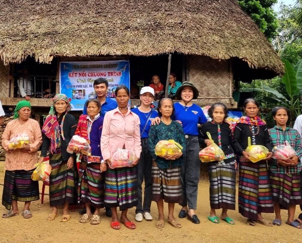 Hoàng Thị Mai Hương - cô giáo chăm làm việc thiện nguyện
