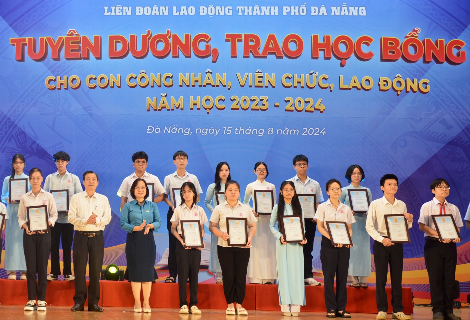 Đà Nẵng: Công đoàn tuyên dương, trao học bổng gần 500 triệu đồng cho con công nhân, viên chức, lao động