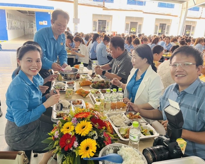 “Bữa cơm Công đoàn” đầm ấm và gắn kết hơn 1.200 công nhân “Bữa cơm Công đoàn” đầm ấm và gắn kết hơn 1.200 công nhân