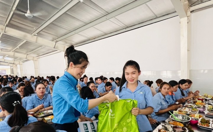 “Bữa cơm Công đoàn” đầm ấm và gắn kết hơn 1.200 công nhân “Bữa cơm Công đoàn” đầm ấm và gắn kết hơn 1.200 công nhân