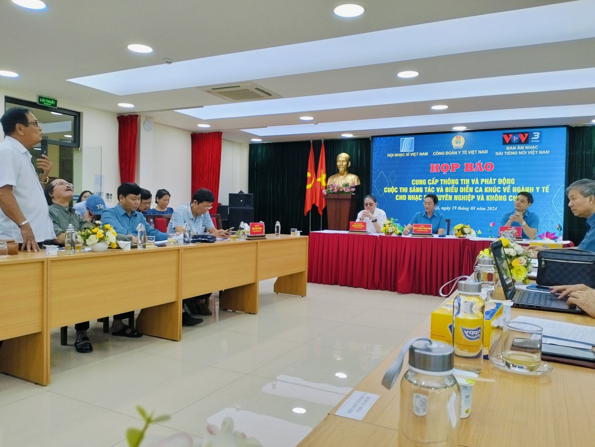 Cuộc thi sáng tác, biểu diễn ca khúc về ngành Y tế lần đầu tiên: Tôn vinh nét đẹp và sự hy sinh thầm lặng Cuộc thi sáng tác, biểu diễn ca khúc về ngành Y tế lần đầu tiên: Tôn vinh nét đẹp và sự hy sinh thầm lặng