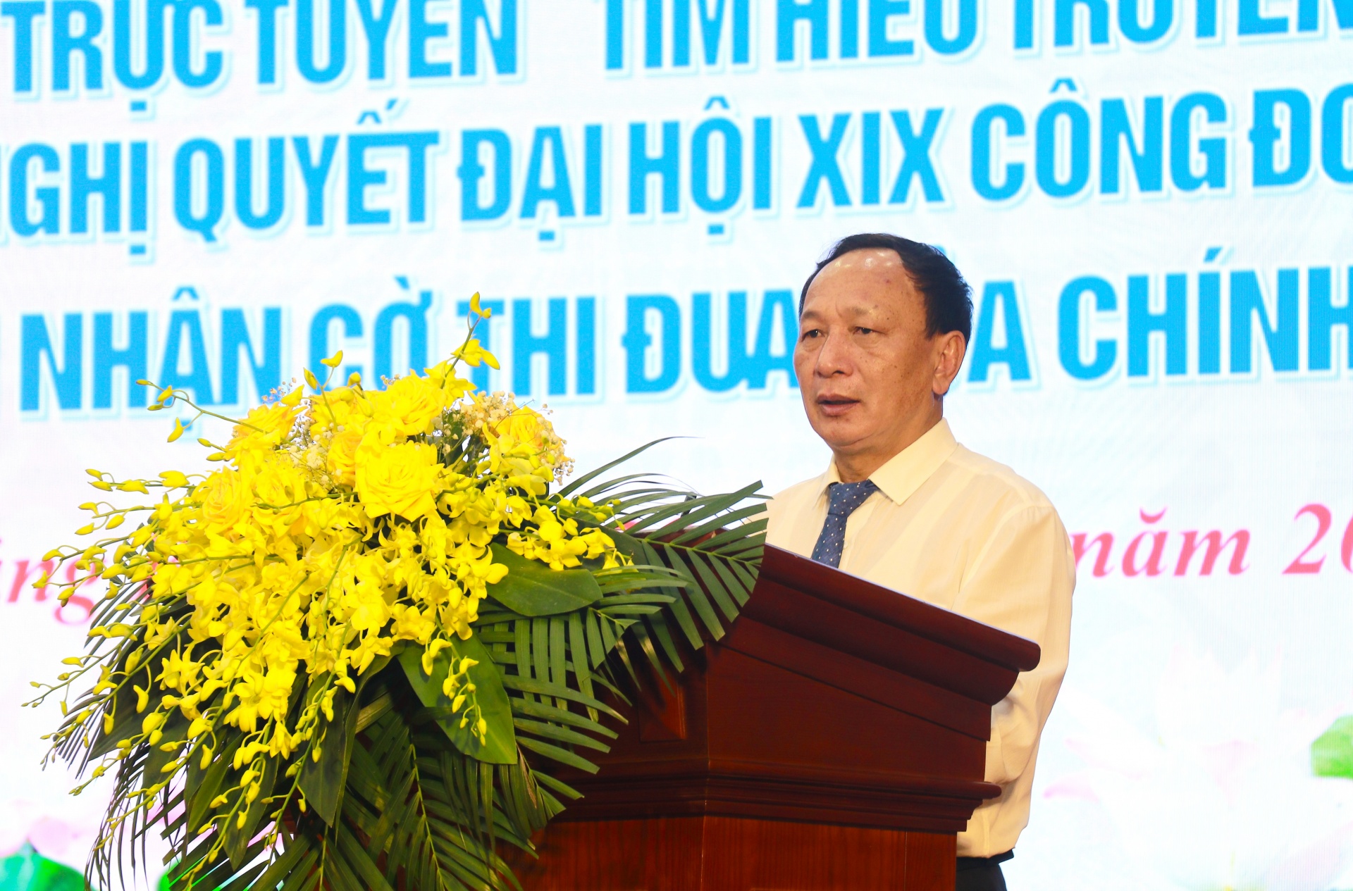 Liên đoàn Lao động tỉnh Quảng Bình đón nhận Cờ thi đua của Chính phủ