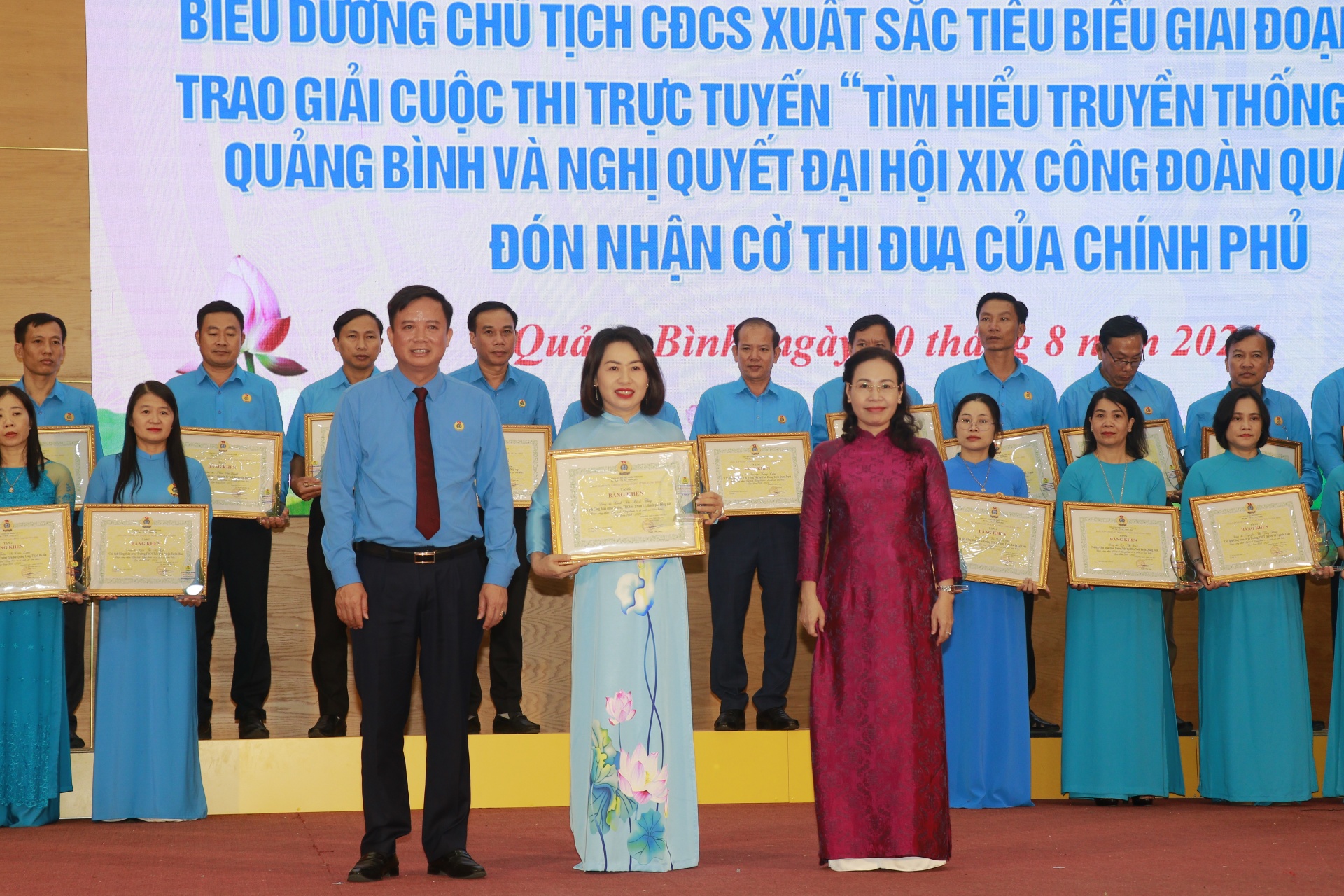 Liên đoàn Lao động tỉnh Quảng Bình đón nhận Cờ thi đua của Chính phủ