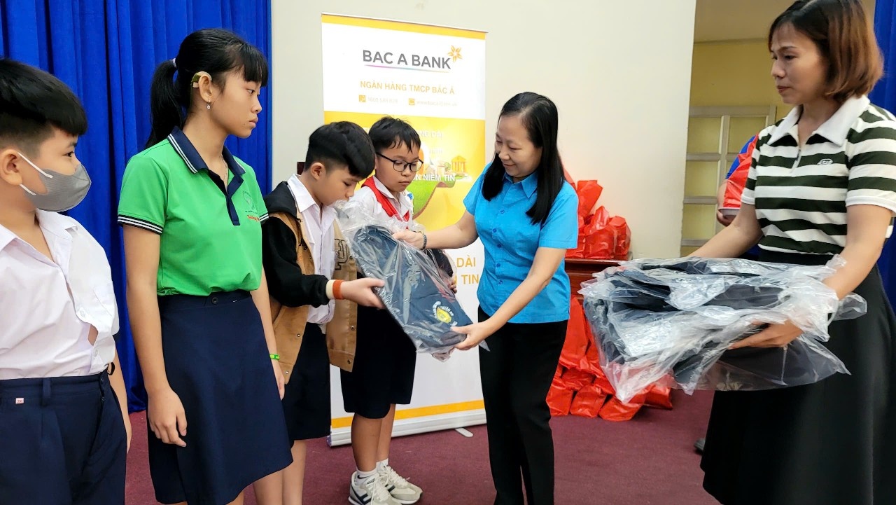 Công đoàn Bình Dương sát cánh với những hoàn cảnh công nhân khó khăn, ngặt nghèo