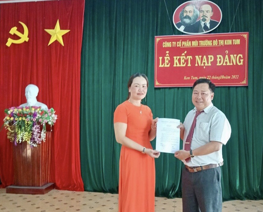 Niềm vui vào Đảng của những công nhân vệ sinh môi trường ở Kon Tum