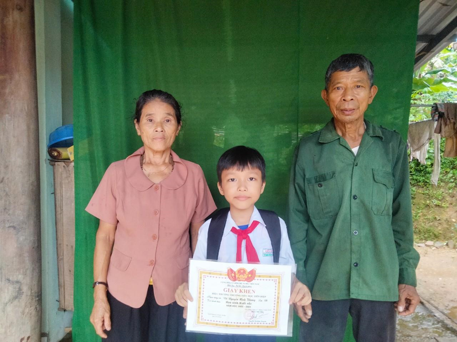 “Trước lúc mất, mẹ dặn con phải ngoan và học giỏi. Con sẽ cố gắng học để không phụ lòng mẹ, và để lớn lên có thể nuôi ông bà ngoại” - bé Võ Ng. M. K, 8 tuổi, Quảng Nam