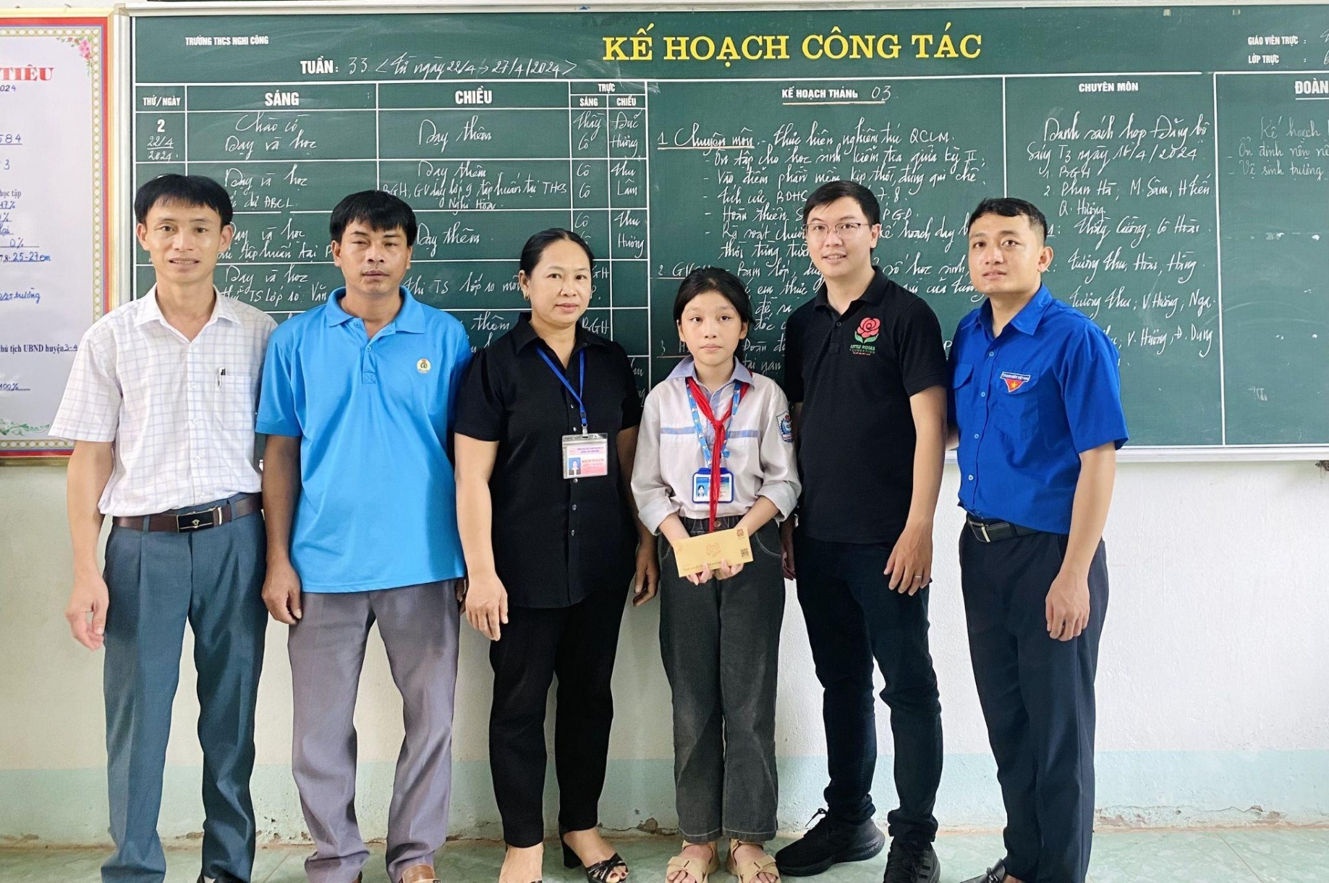 Học bổng Bông Hồng Nhỏ Yêu Thương được trao tận tay học sinh nghèo vượt khó ở Nghệ An trong năm học 2023 – 2024. 