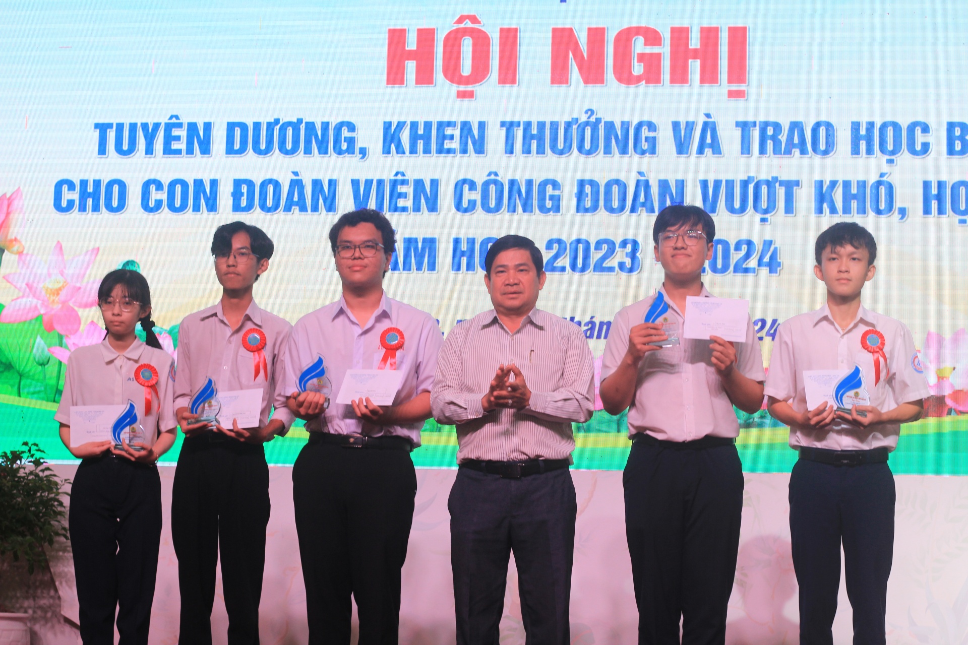 Long An: Trao học bổng cho 229 học sinh con đoàn viên, NLĐ vượt khó học giỏi