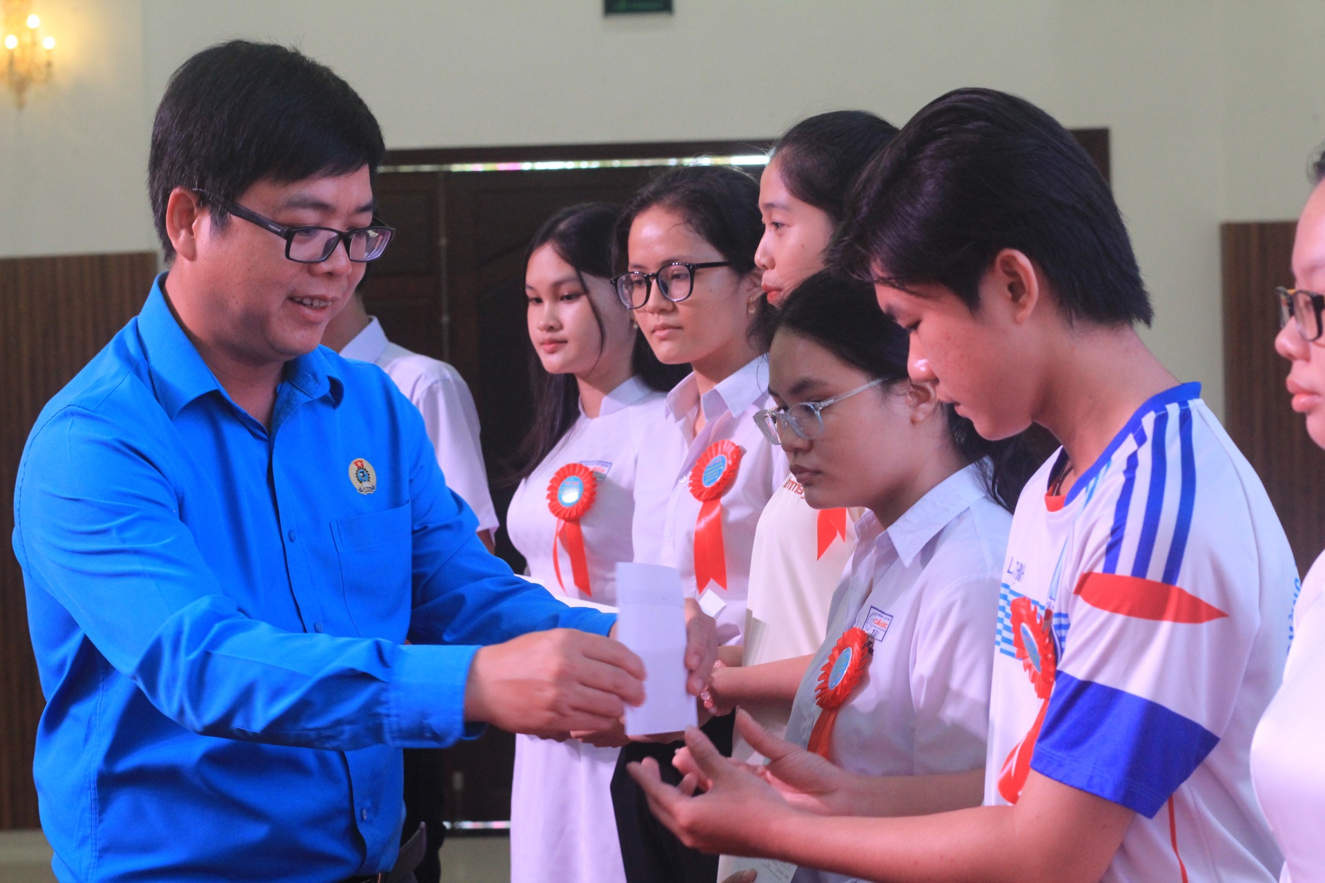 Long An: Trao học bổng cho 229 học sinh con đoàn viên, NLĐ vượt khó học giỏi