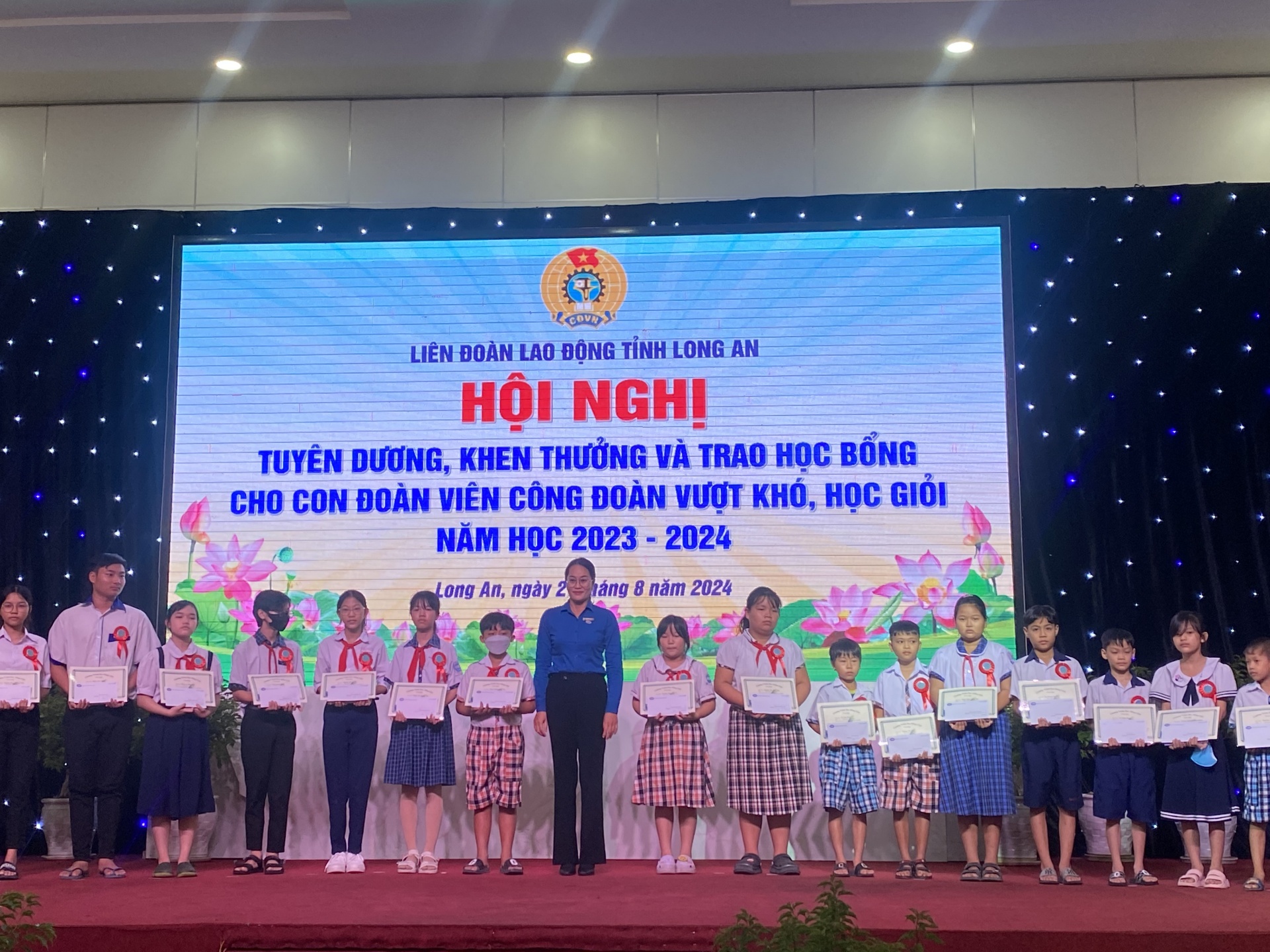 Long An: Trao học bổng cho 229 học sinh con đoàn viên, NLĐ vượt khó học giỏi