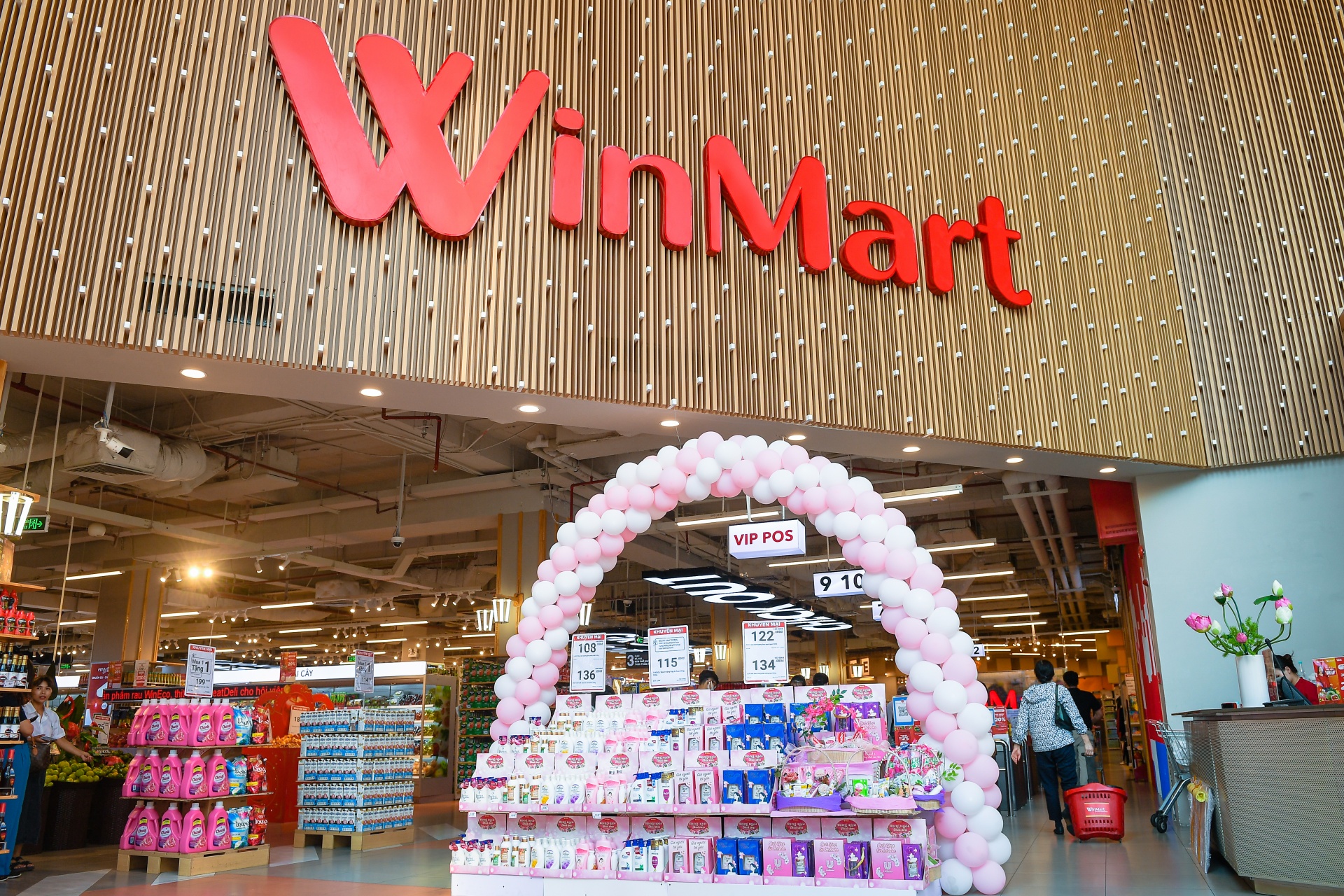 WinMart với không gian mua sắm mới mẻ kết hợp cùng các chương trình ưu đãi lớn thu hút sự chú ý của người tiêu dùng (1) (3)