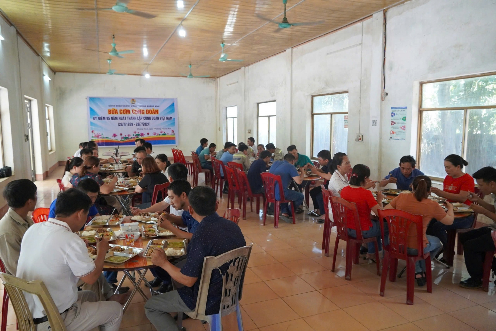 “Bữa cơm Công đoàn” ở Quảng Bình: triển khai hiệu quả, tạo dấu ấn tổ chức Công đoàn “Bữa cơm Công đoàn” ở Quảng Bình: triển khai hiệu quả, tạo dấu ấn tổ chức Công đoàn