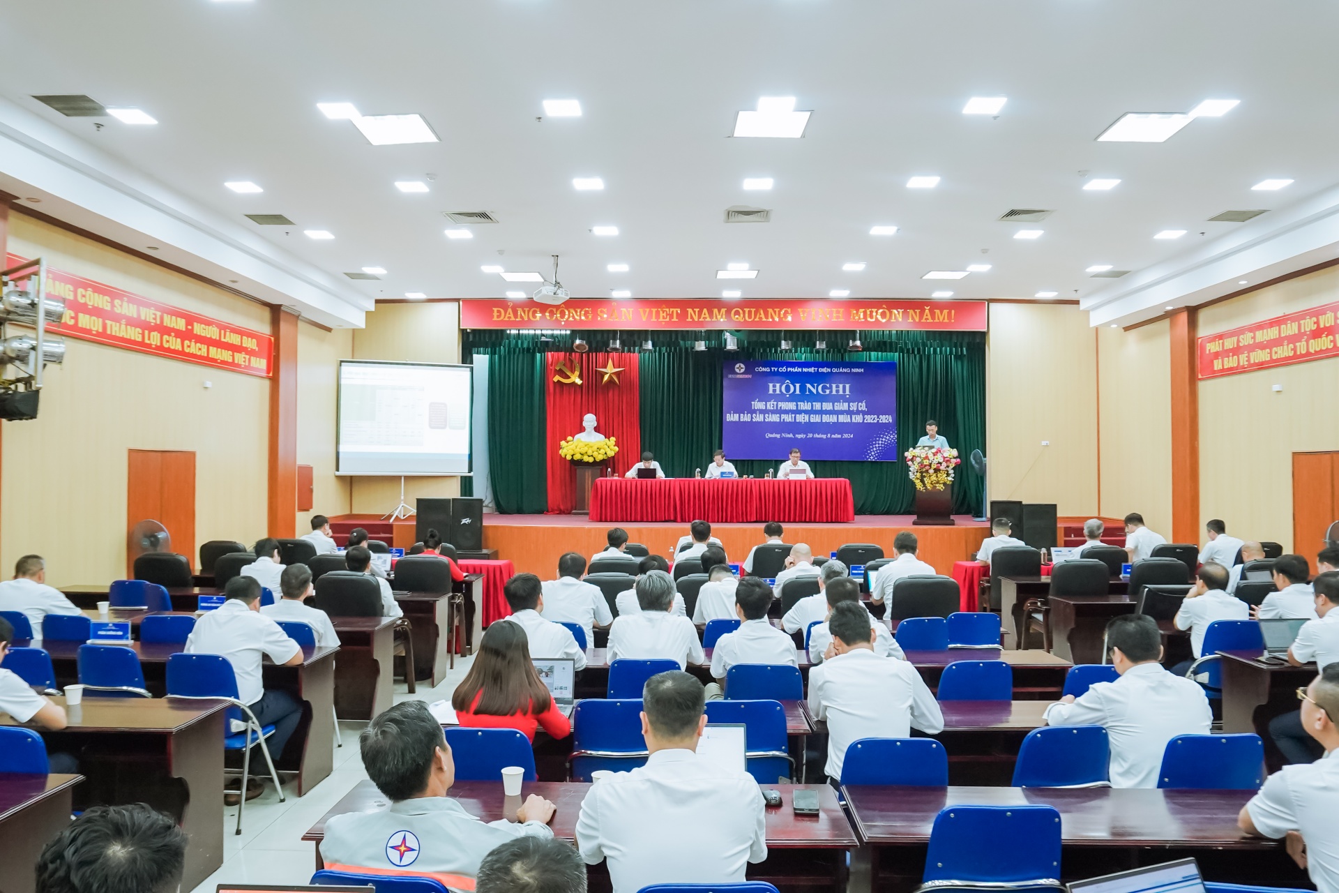 Tổng kết phong trào thi đua giảm sự cố, đảm bảo sẵn sàng phát điện giai đoạn mùa khô Tổng kết phong trào thi đua giảm sự cố, đảm bảo sẵn sàng phát điện giai đoạn mùa khô