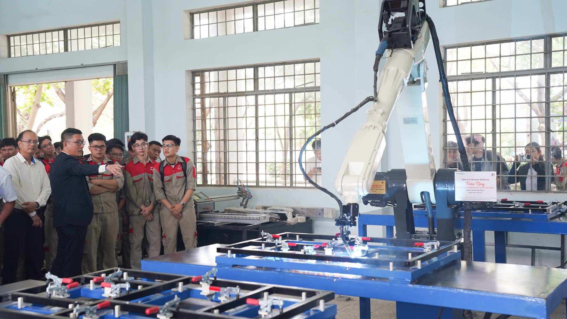 Tham gia hoạt động có liên kết với doanh nghiệp giúp  sinh viên tiếp cận gần hơn với thực tế khi tham gia vào thị trường lao động