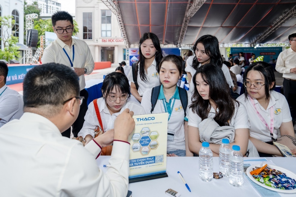 Nhân sự THACO chia sẻ thông tin tuyển dụng từ Tập đoàn đến các bạn sinh viên  tại Ngày hội việc làm 2024 của trường ĐH GTVT TP.HCM