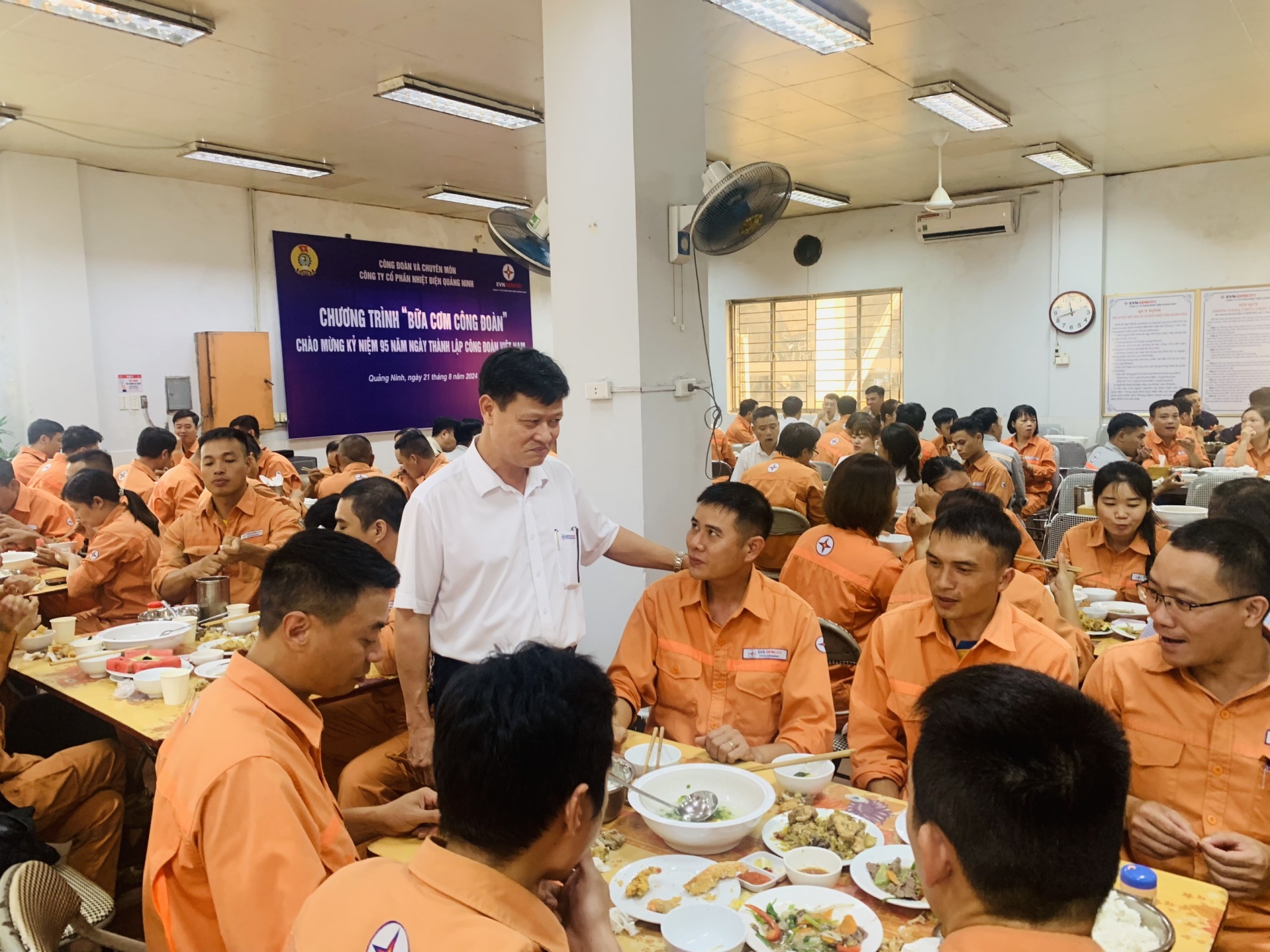 “Bữa cơm Công đoàn” ấm tình người lao động tại Công ty cổ phần Nhiệt điện Quảng Ninh “Bữa cơm Công đoàn” ấm tình người lao động tại Công ty cổ phần Nhiệt điện Quảng Ninh