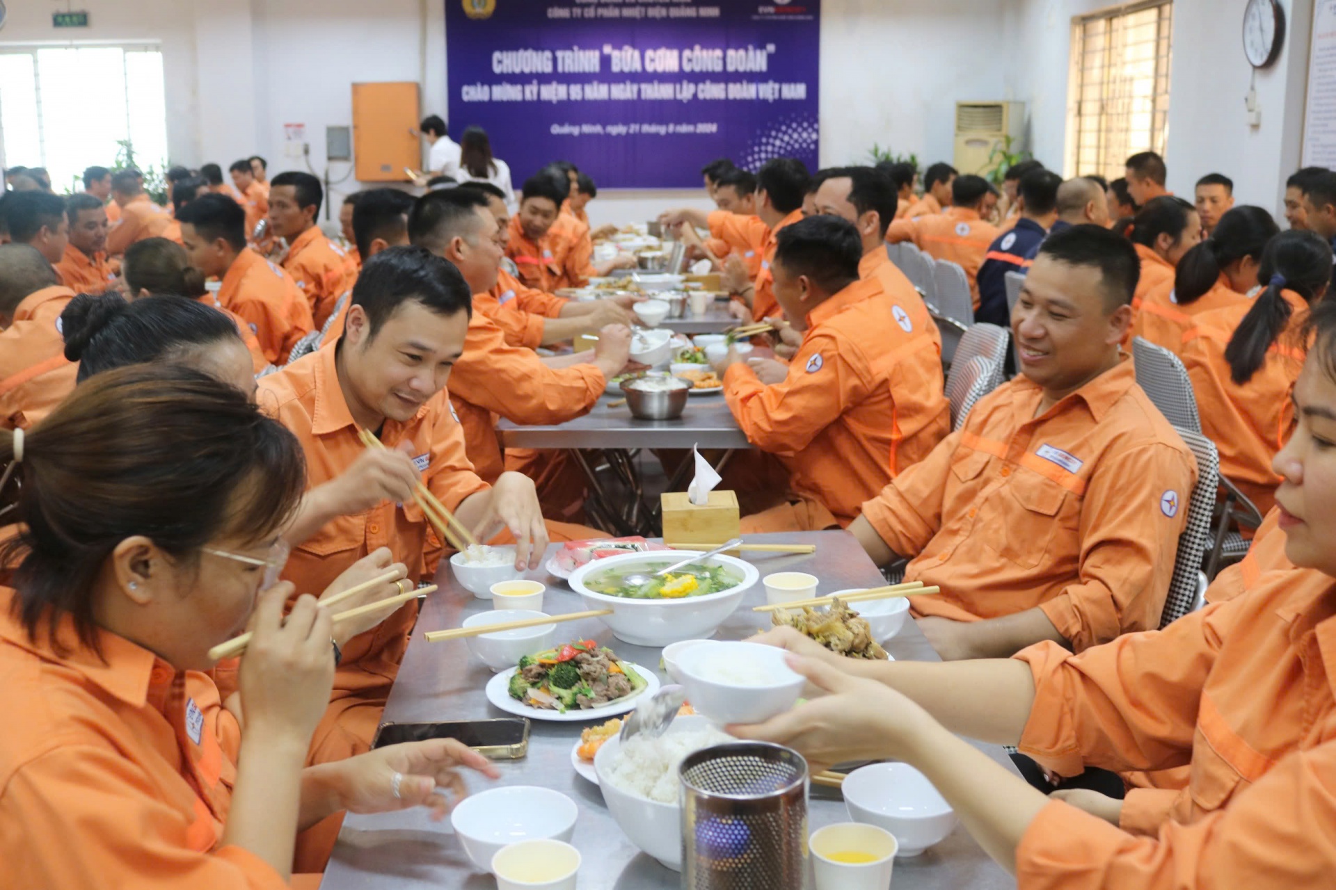 “Bữa cơm Công đoàn” ấm tình người lao động tại Công ty cổ phần Nhiệt điện Quảng Ninh “Bữa cơm Công đoàn” ấm tình người lao động tại Công ty cổ phần Nhiệt điện Quảng Ninh