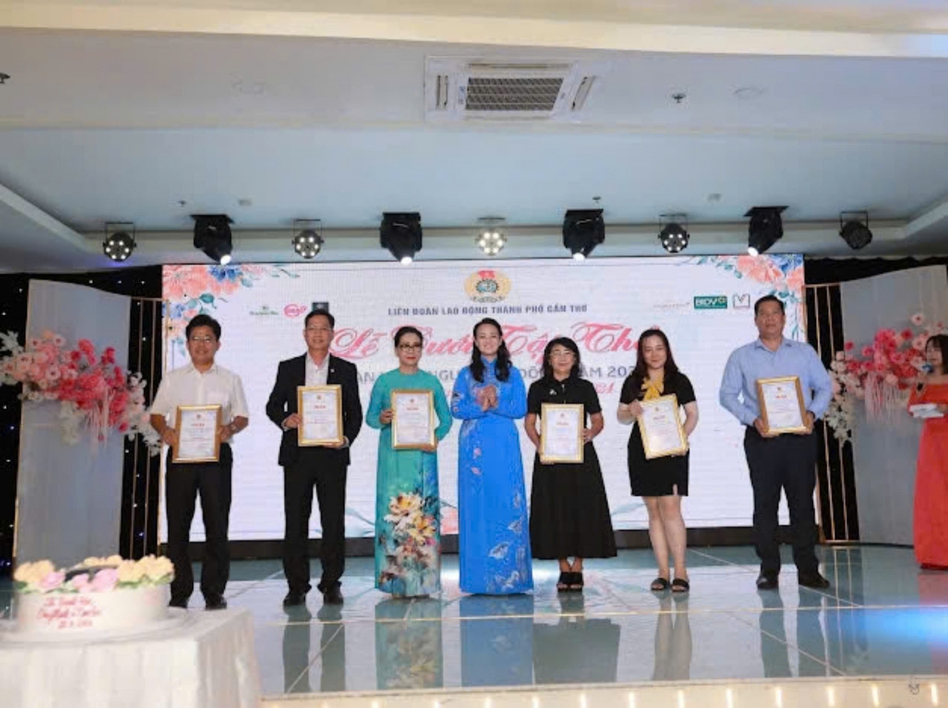 Lễ cưới tập thể công nhân ở Cần Thơ: Đám cưới khi sắp được nghỉ hưu...