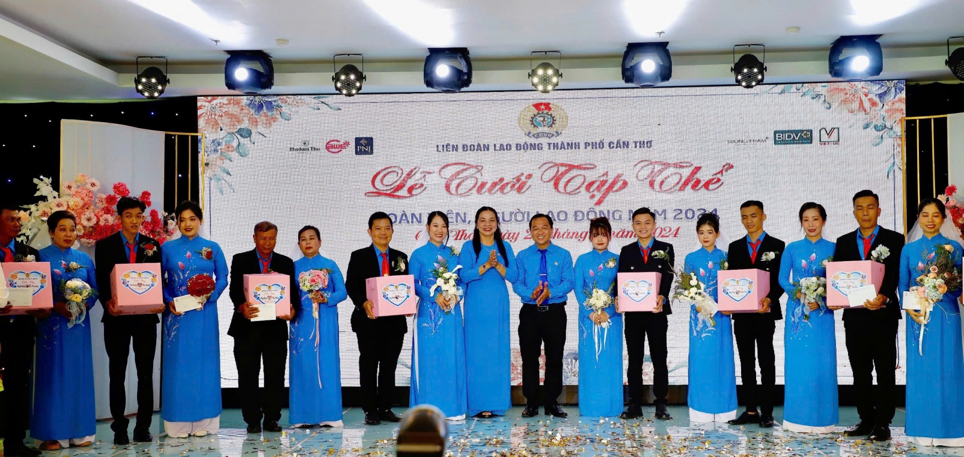 Lễ cưới tập thể công nhân ở Cần Thơ: Đám cưới khi sắp được nghỉ hưu...