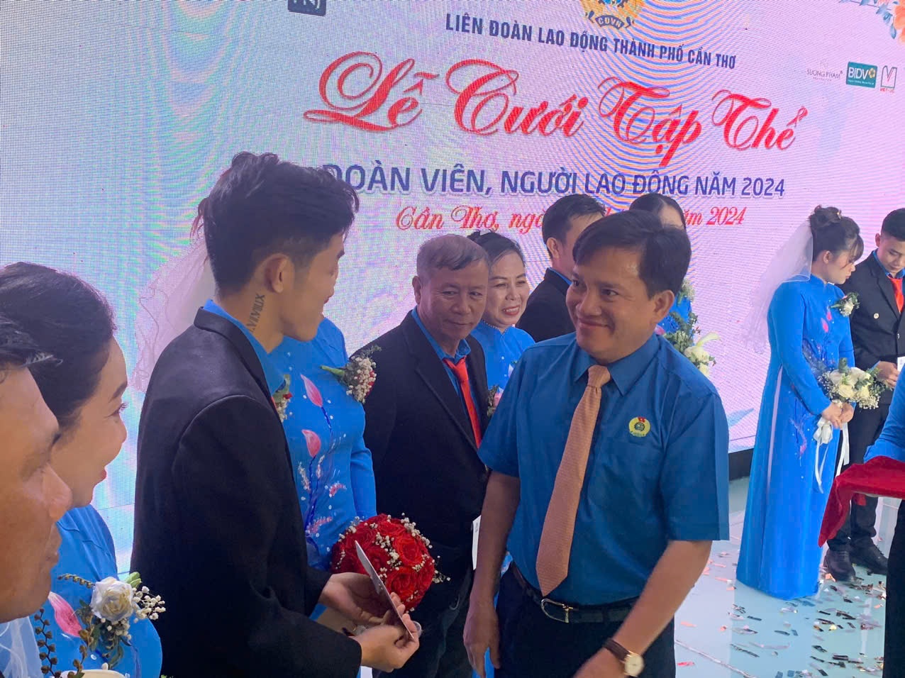 Lễ cưới tập thể công nhân ở Cần Thơ: Đám cưới khi sắp được nghỉ hưu...