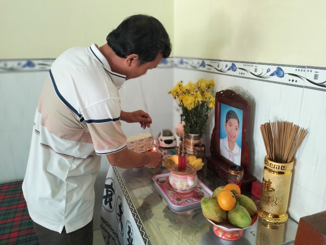 Thầy giáo nghèo vượt khó nhờ những 