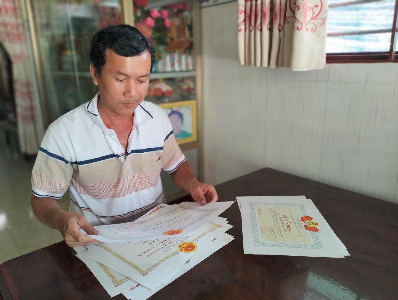 Thầy giáo nghèo vượt khó nhờ những 