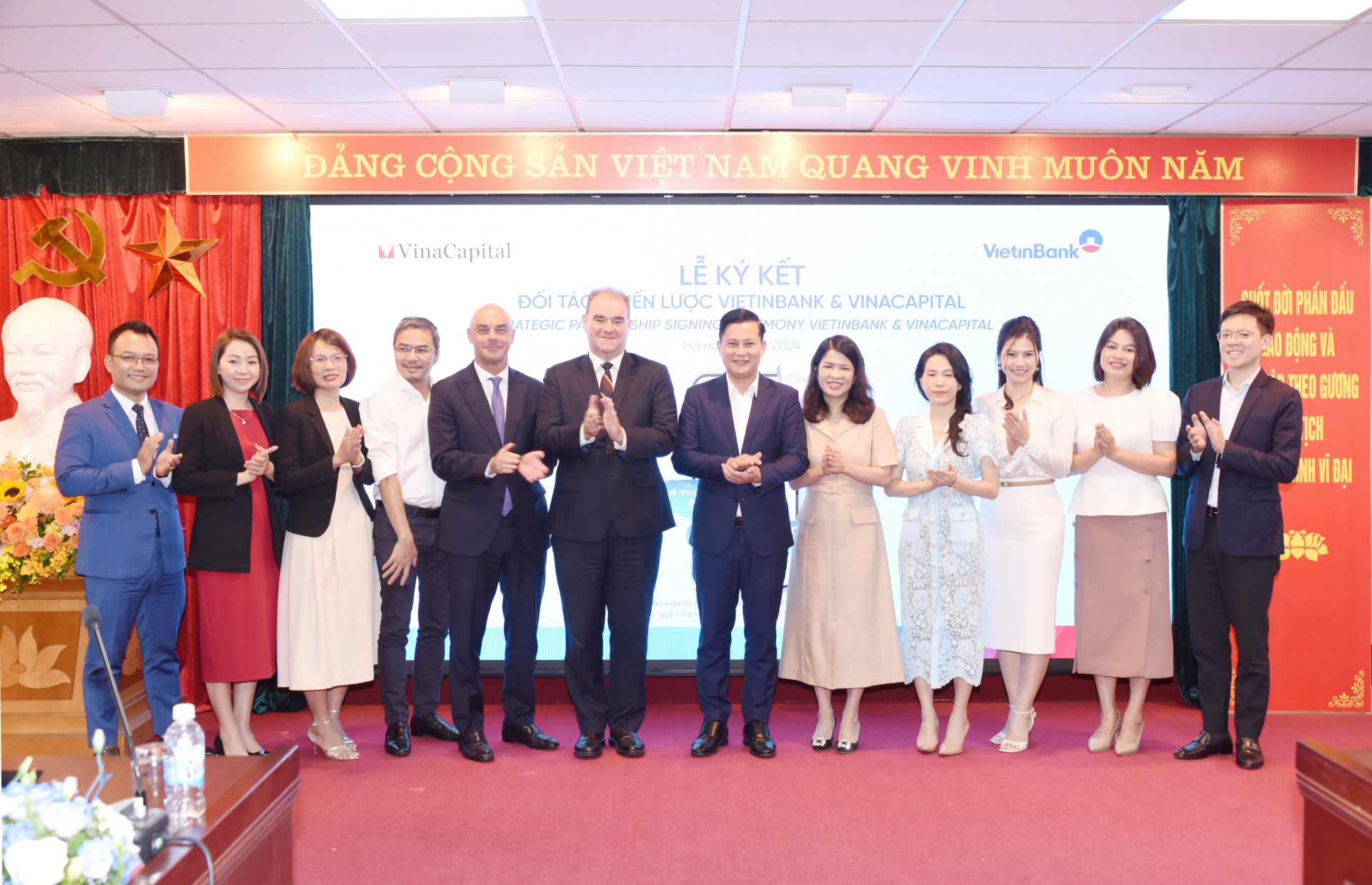 Đại diện VietinBank và đại diện VinaCapital chụp ảnh lưu niệm 