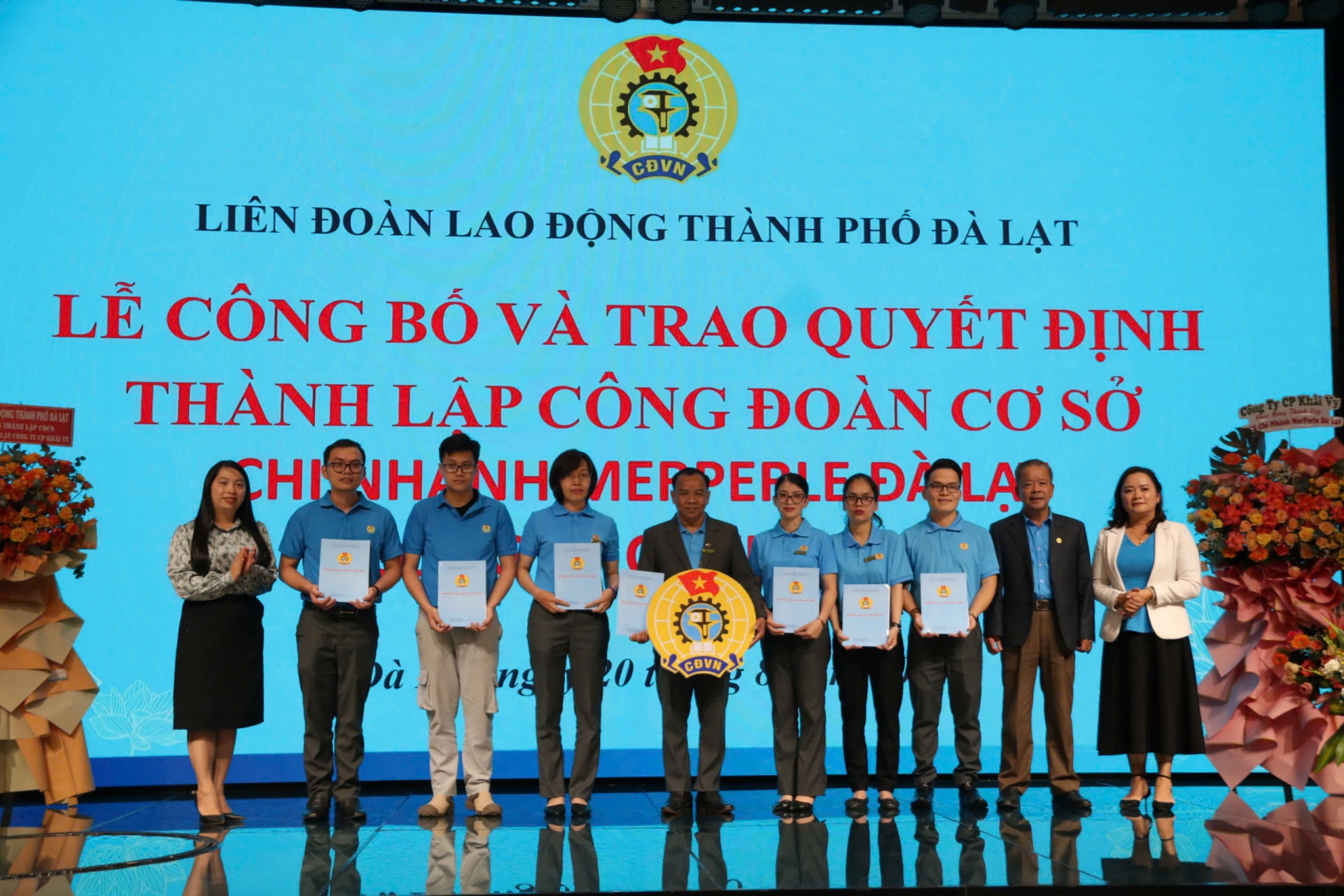 Thành lập công đoàn cơ sở 243 đoàn viên ở Đà Lạt: Trang nghiêm, phấn khởi Thành lập công đoàn cơ sở 243 đoàn viên ở Đà Lạt: Trang nghiêm, phấn khởi