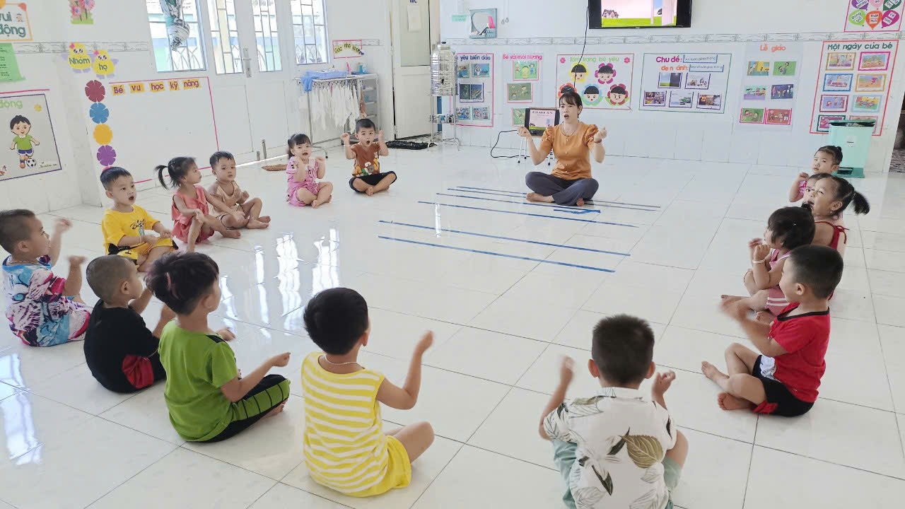 Chủ tịch Công đoàn Võ Thị Hoa Lý- mẹ hiền của trẻ tự kỷ Chủ tịch Công đoàn Võ Thị Hoa Lý- mẹ hiền của trẻ tự kỷ