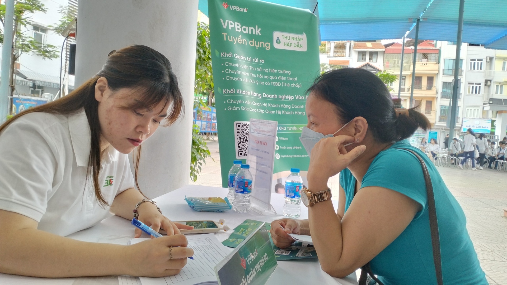 VPBank tuyển dụng số lượng lớn nhân viên Khối quản trị rủi ro, chỉ cần tốt nghiệp THPT VPBank tuyển dụng số lượng lớn nhân viên Khối quản trị rủi ro, chỉ cần tốt nghiệp THPT
