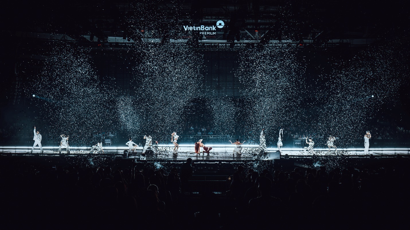 Sân khấu trình diễn bùng nổ của Hồ Ngọc Hà Sân khấu trình diễn bùng nổ của Hồ Ngọc Hà