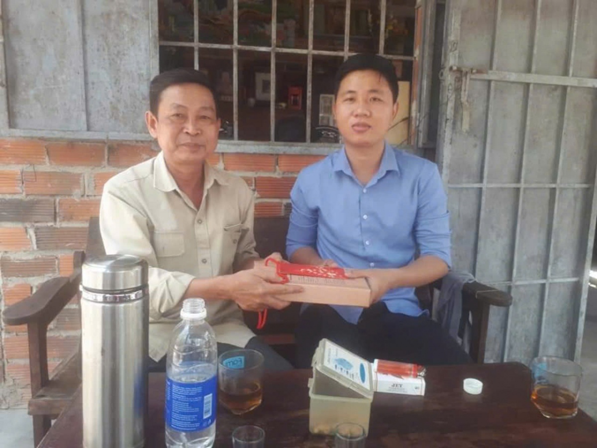 Người thầy độc thân mà không cô đơn nhờ 