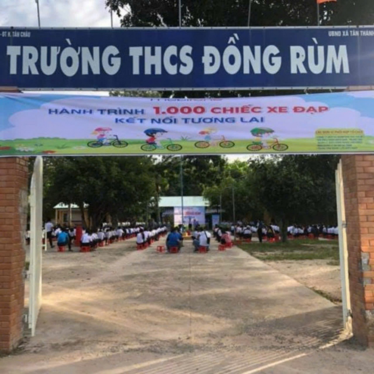 Người thầy độc thân mà không cô đơn nhờ 