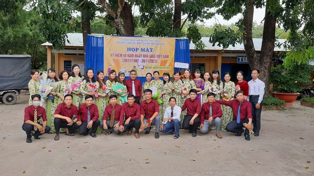 Người thầy độc thân mà không cô đơn nhờ 