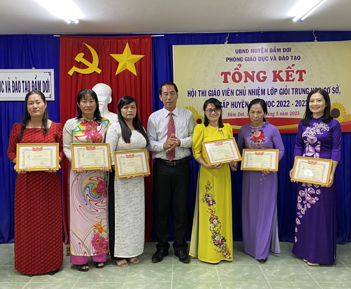 Công đoàn Trường THCS Dương Thị Cẩm Vân thắp sáng niềm đam mê nghề giáo trong tôi Công đoàn Trường THCS Dương Thị Cẩm Vân thắp sáng niềm đam mê nghề giáo trong tôi