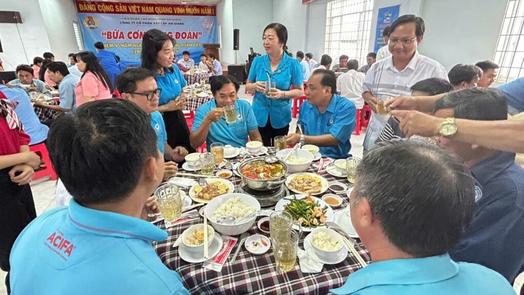 Ấm áp những "Bữa cơm Công đoàn" chia sẻ yêu thương ở An Giang